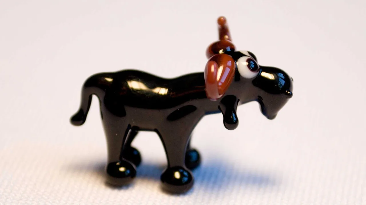 Skleněná figurka buvola