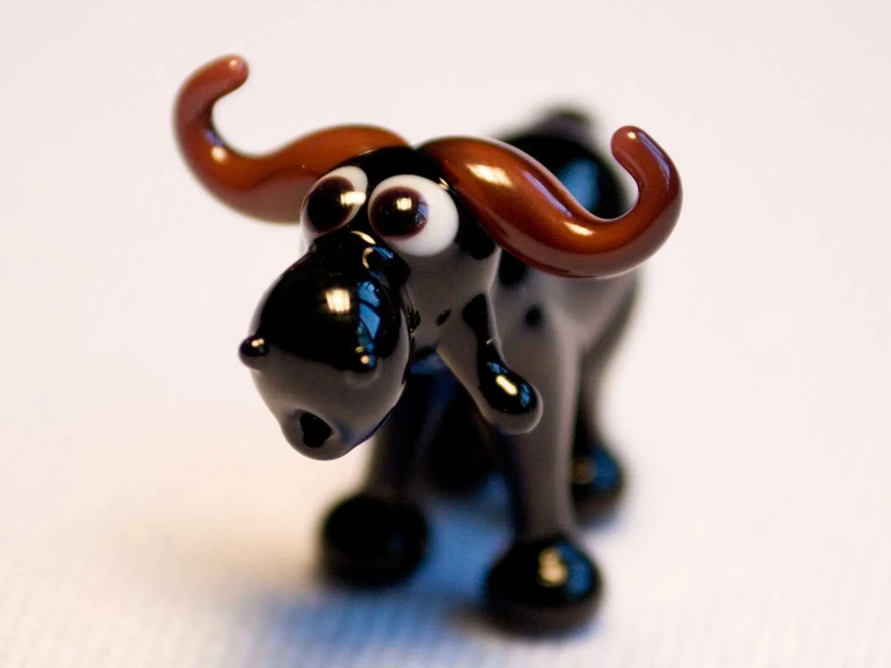 Skleněná figurka buvola