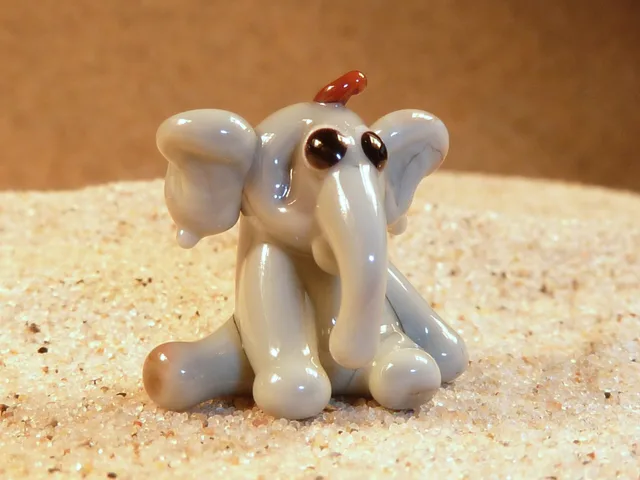 Skleněná figurka šedého slůněte