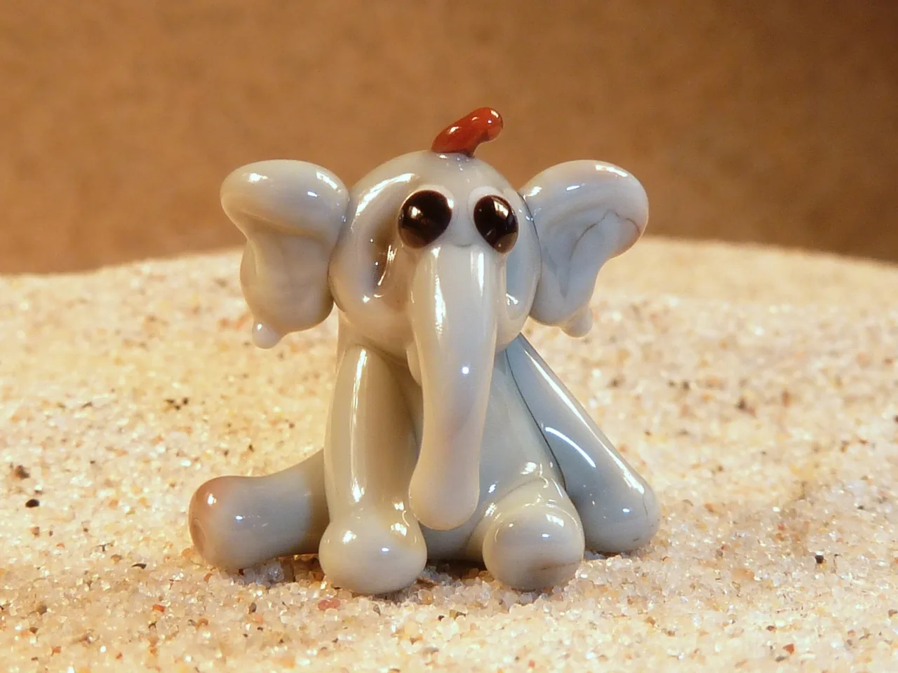 Skleněná figurka šedého slůněte