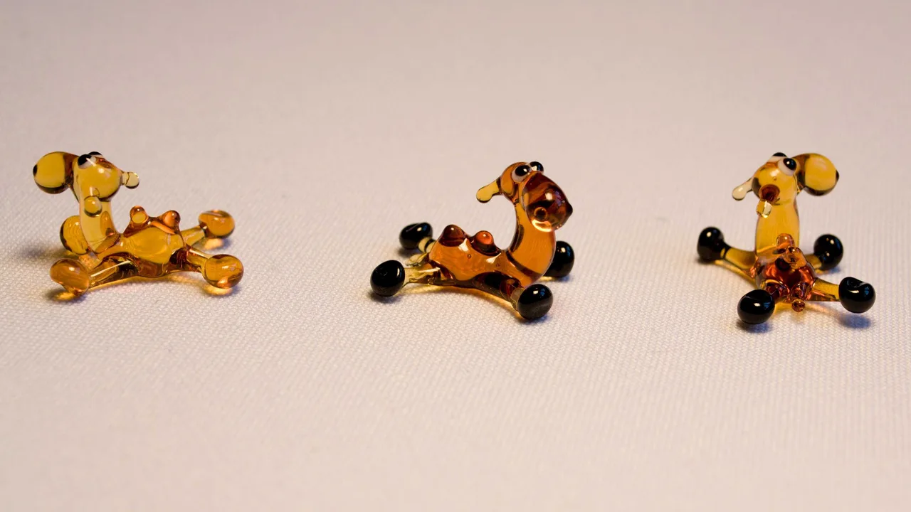 Skleněná figurka ležícího velblouda