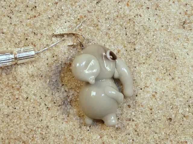 Skleněný přívěsek ve tvaru šedého slona