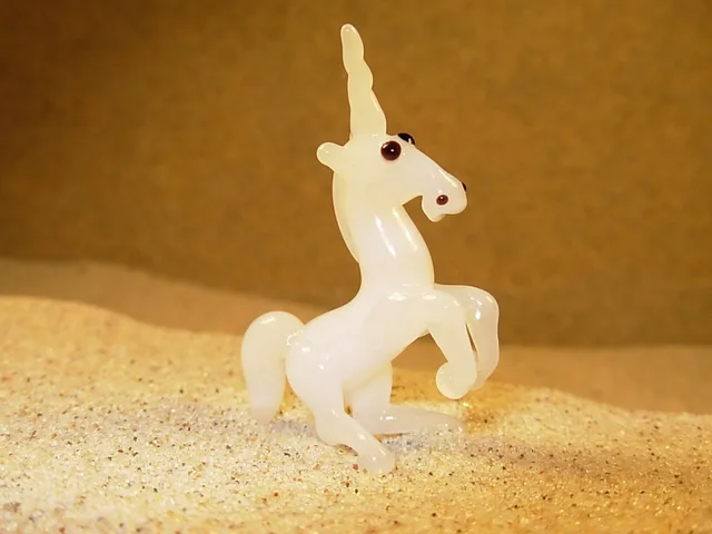 Skleněná figurka alabastrového jednorožce