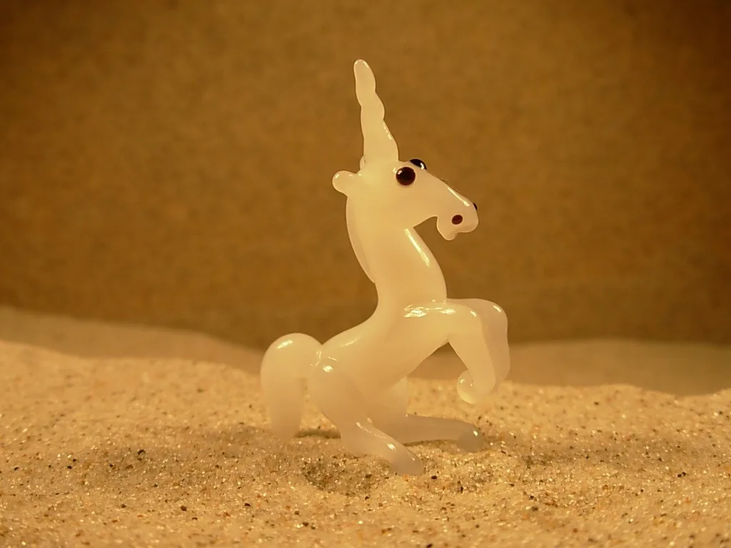 Skleněná figurka alabastrového jednorožce