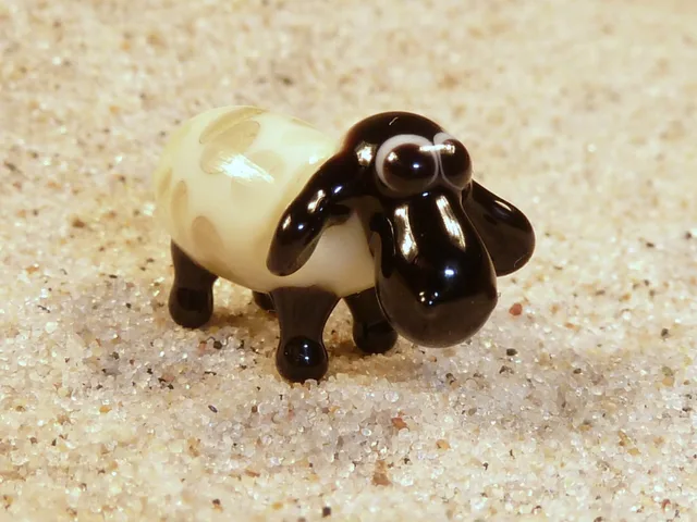Skleněná figurka ovečky v barvě voda