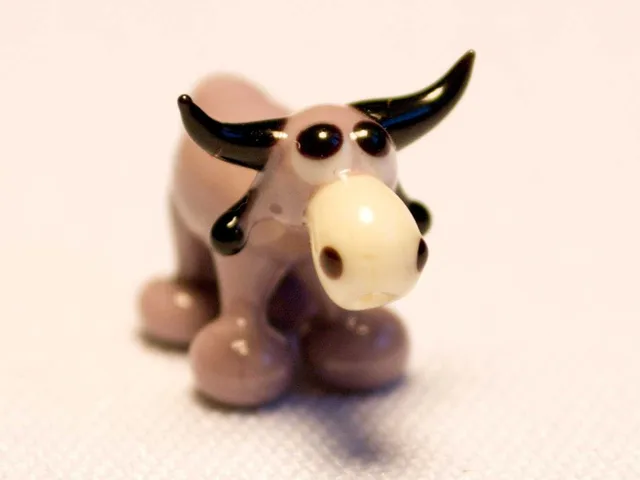 Skleněná figurka malé krávy