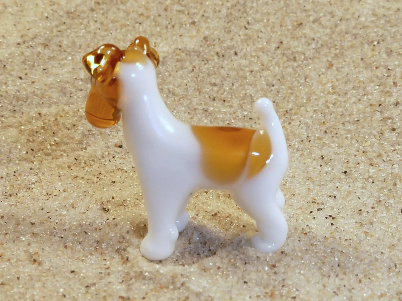 Skleněná figurka jack russell teriéra