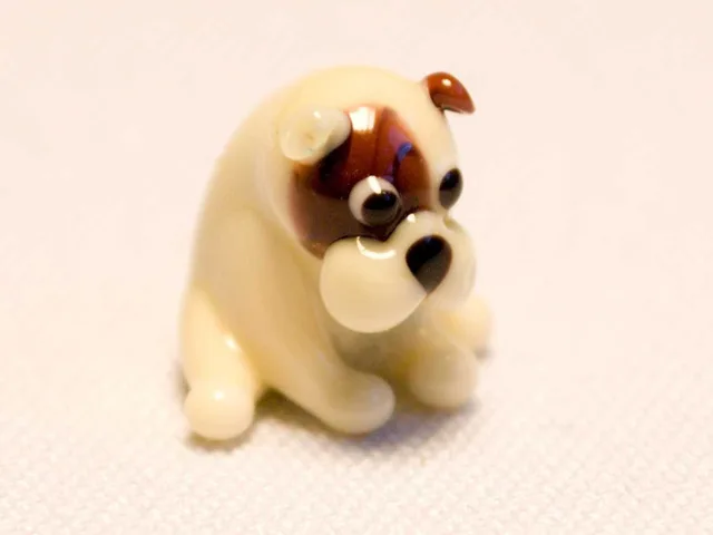 Skleněná figurka buldočka