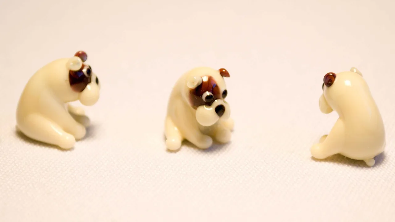 Skleněná figurka buldočka