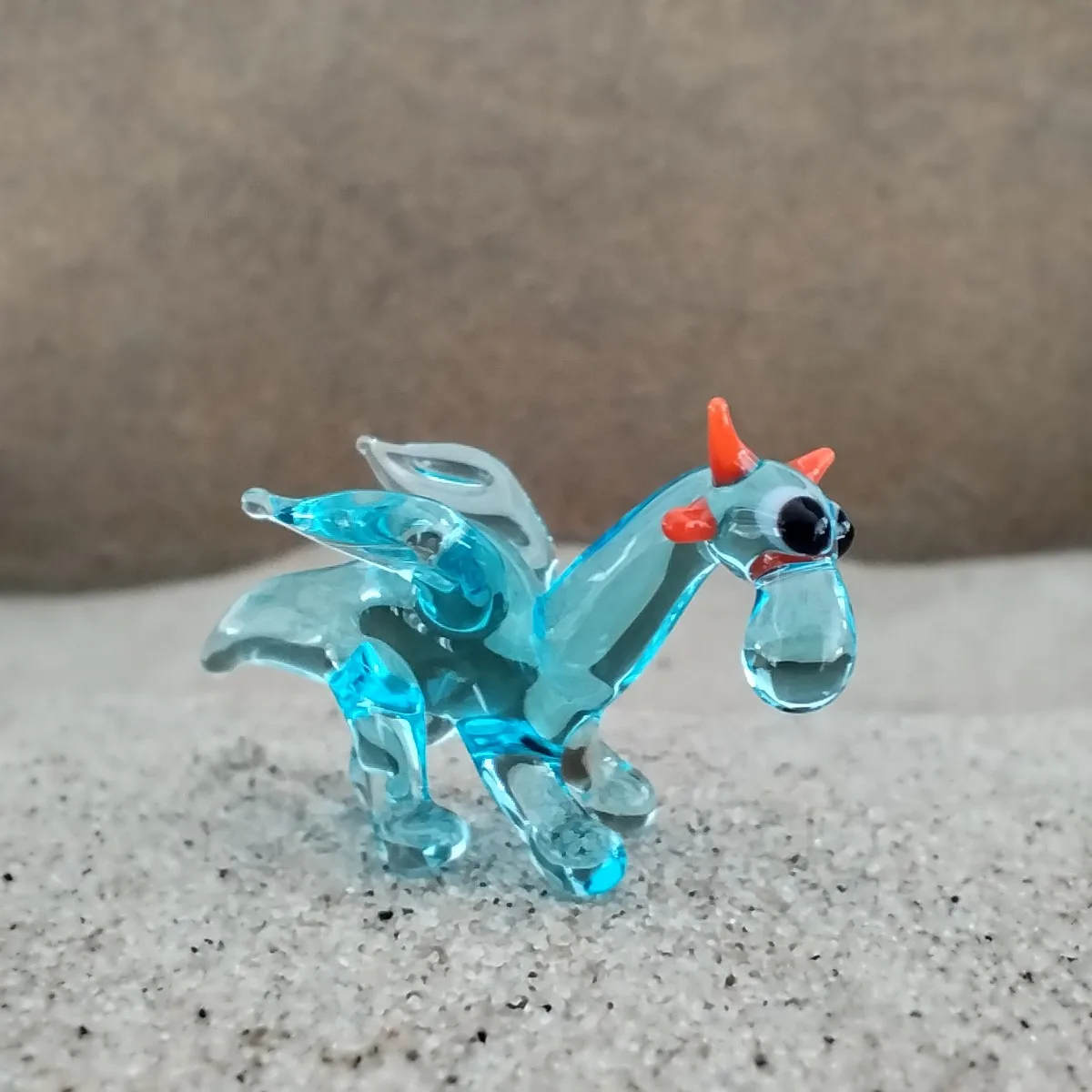 Skleněná figurka světle modrého draka