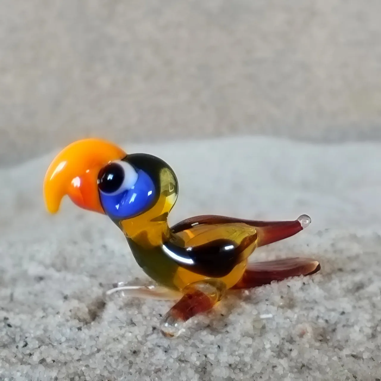 Skleněná figurka žlutého papouška