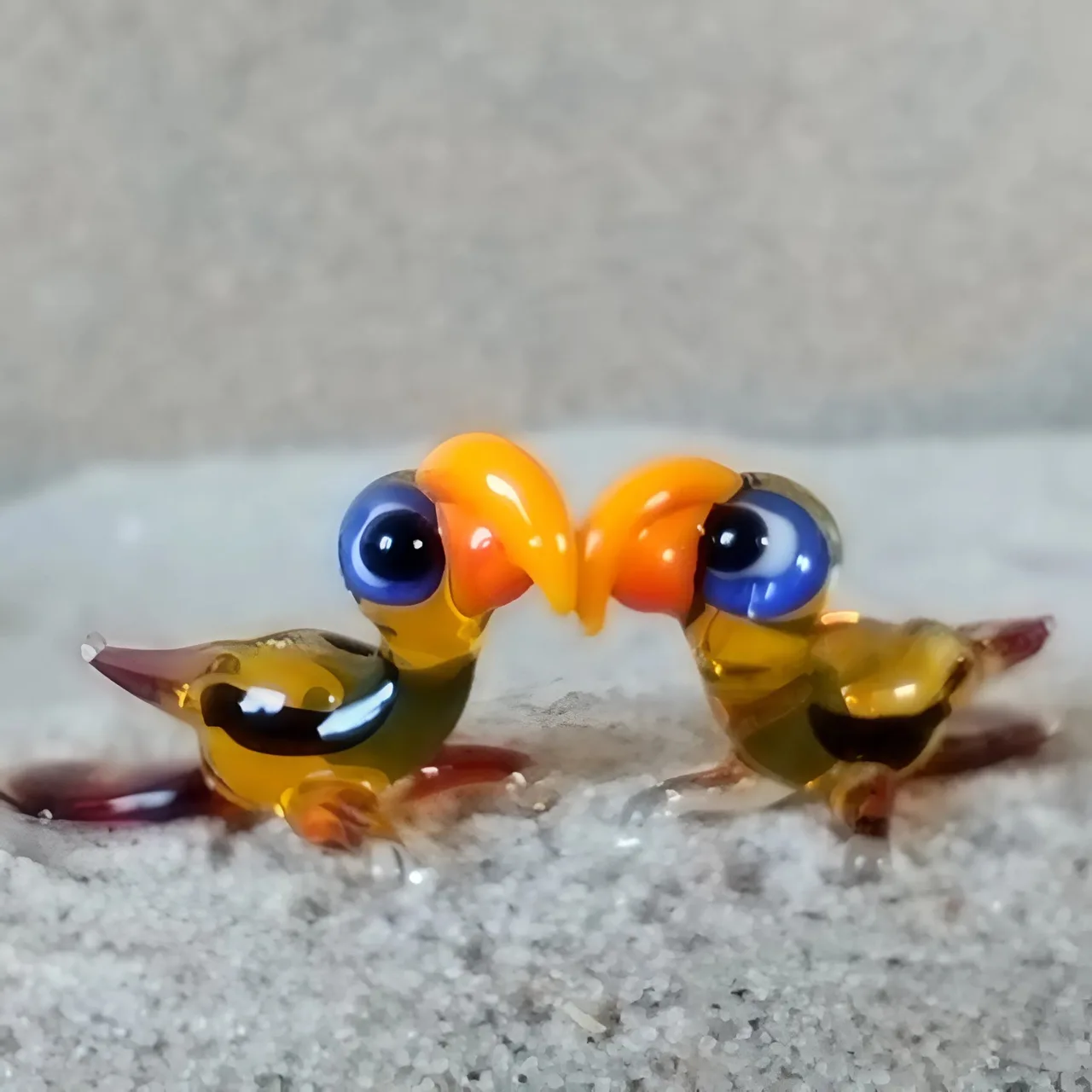 Skleněná figurka žlutého papouška