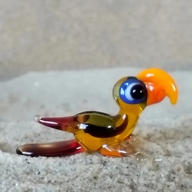 Skleněná figurka žlutého papouška