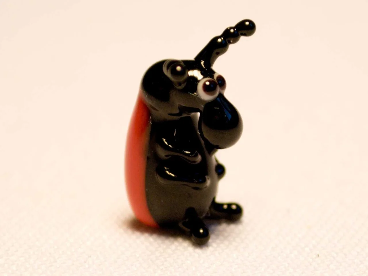 Skleněná figurka brouka