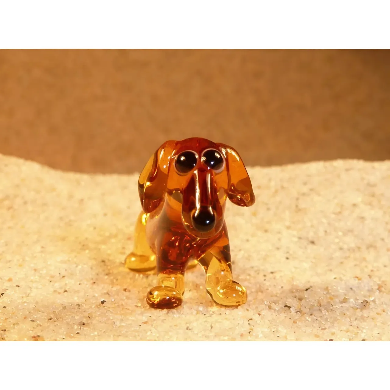 Skleněná figurka hnědého jezevčíka