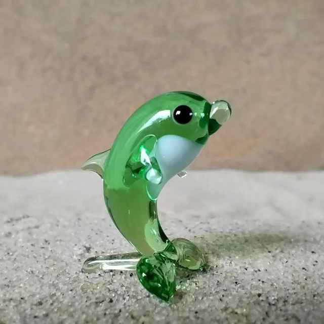 Skleněná figurka stojícího zelenobílého delfína