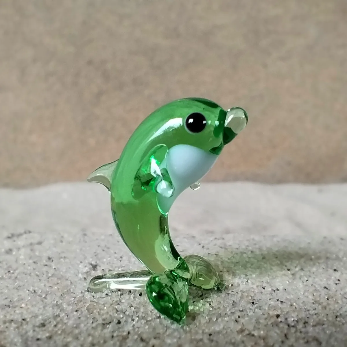 Skleněná figurka stojícího zelenobílého delfína