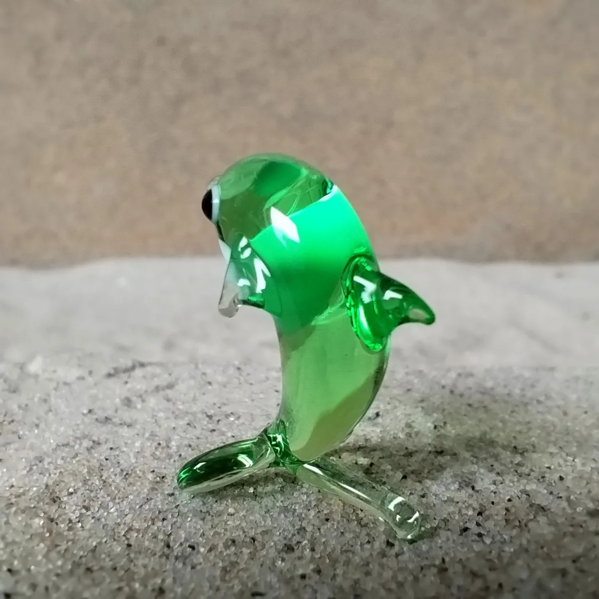 Skleněná figurka stojícího zelenobílého delfína