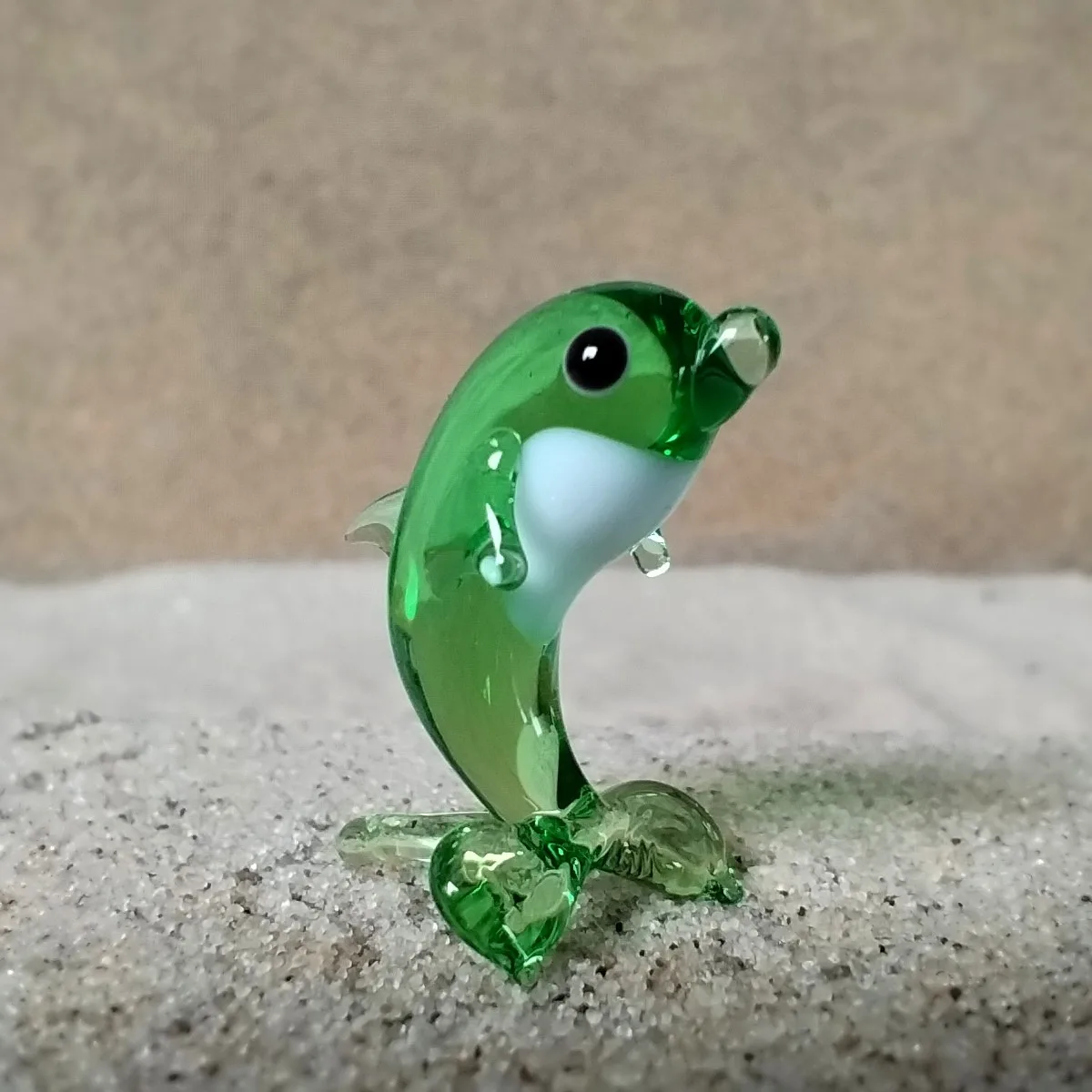 Skleněná figurka stojícího zelenobílého delfína