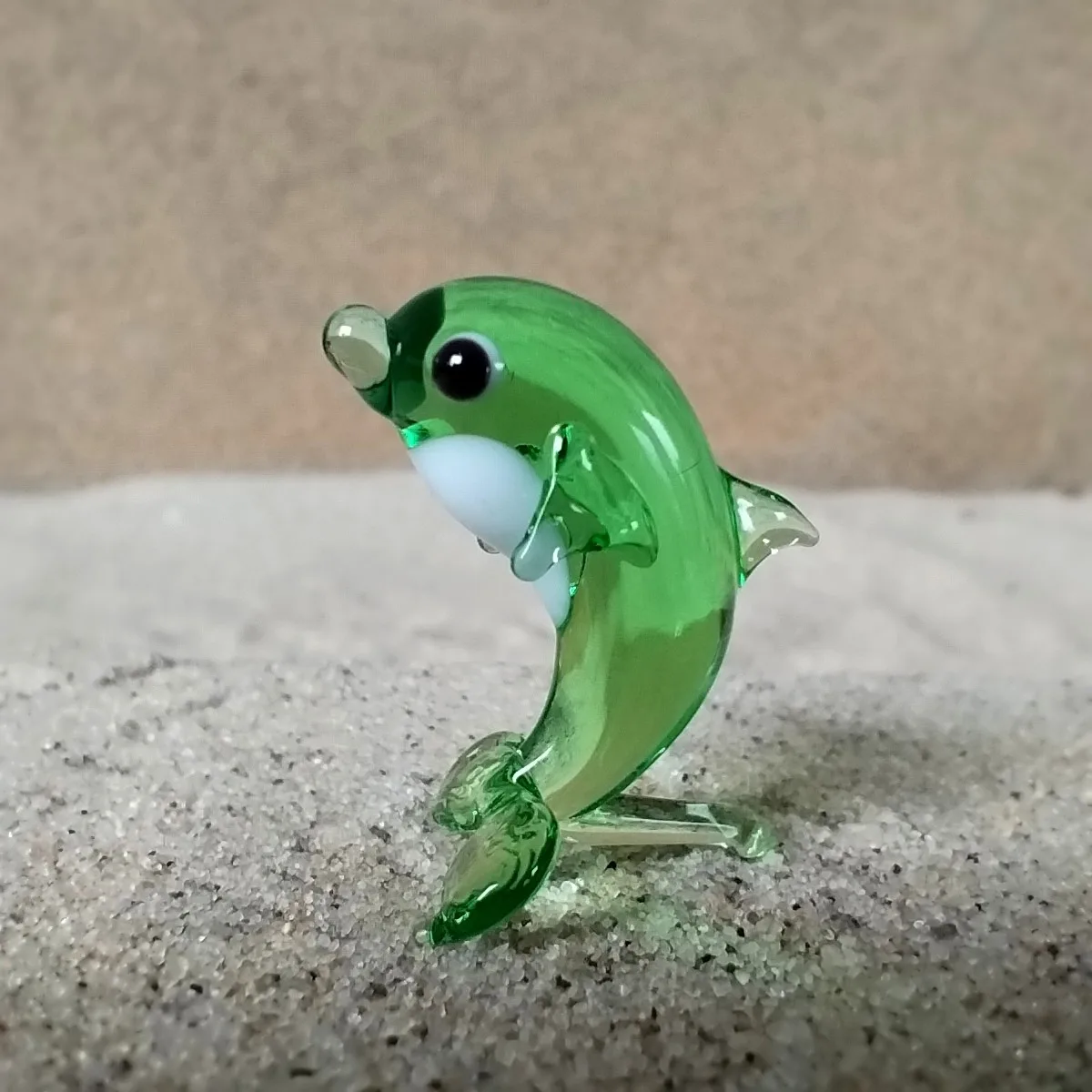 Skleněná figurka stojícího zelenobílého delfína