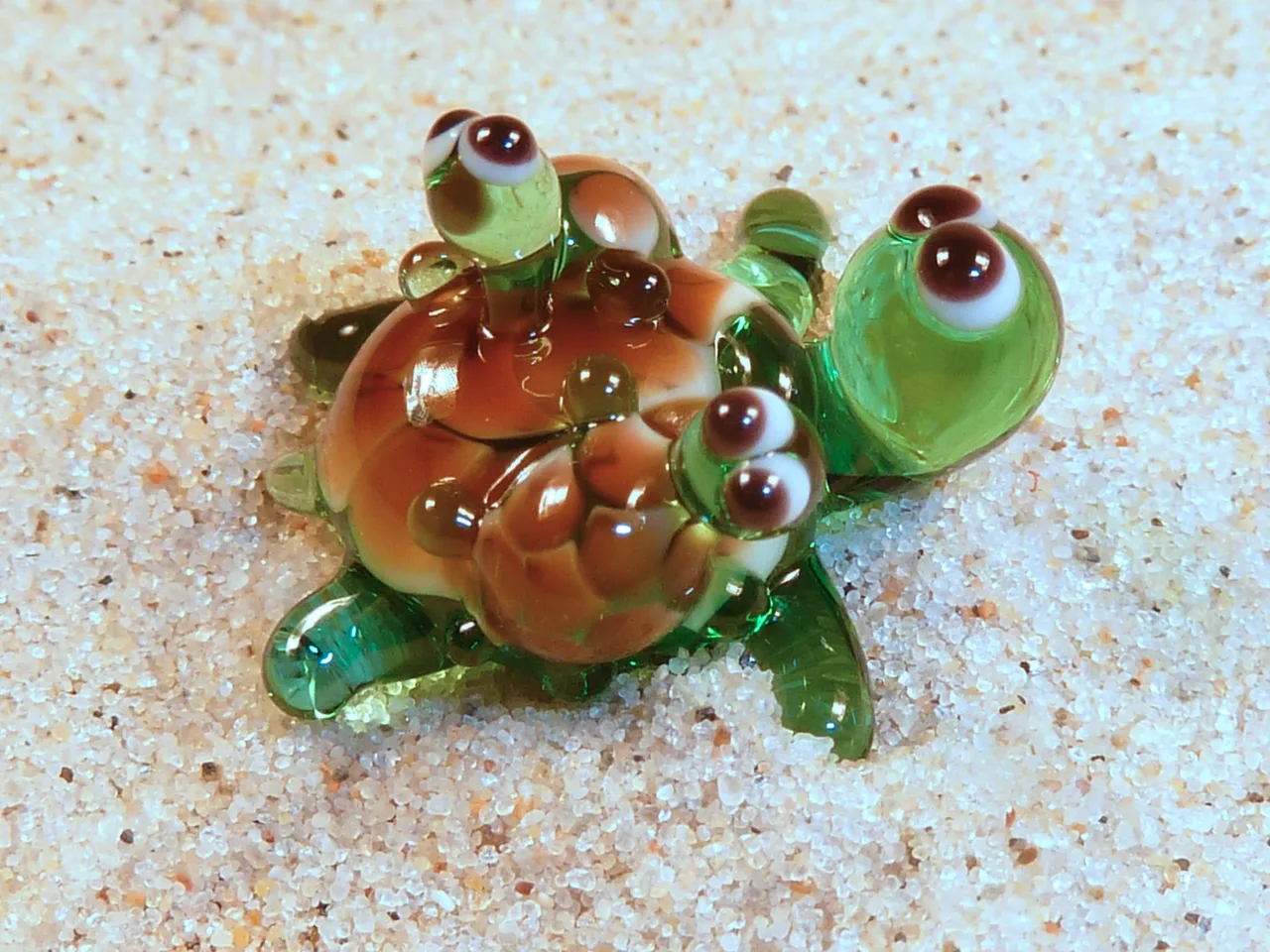 Skleněná figurka želvy s mláďaty