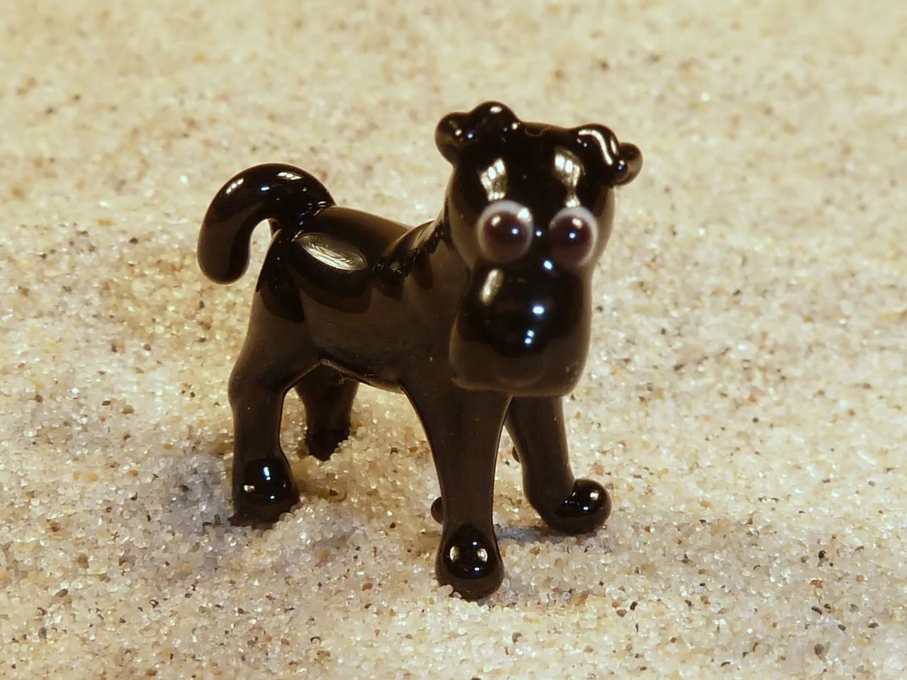 Skleněná figurka šarpeje