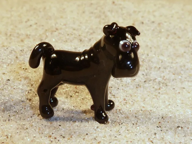 Skleněná figurka šarpeje