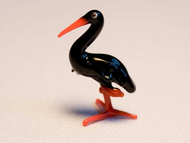Skleněná figurka čápa černého