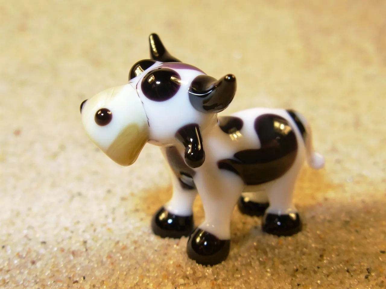 Skleněná figurka černobílé krávy