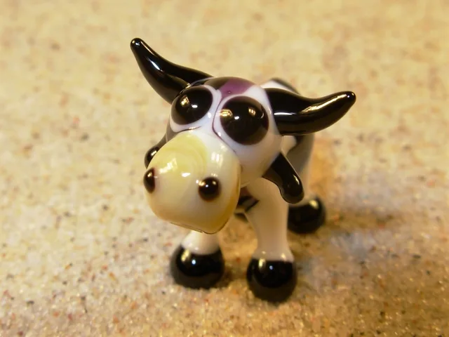 Skleněná figurka černobílé krávy