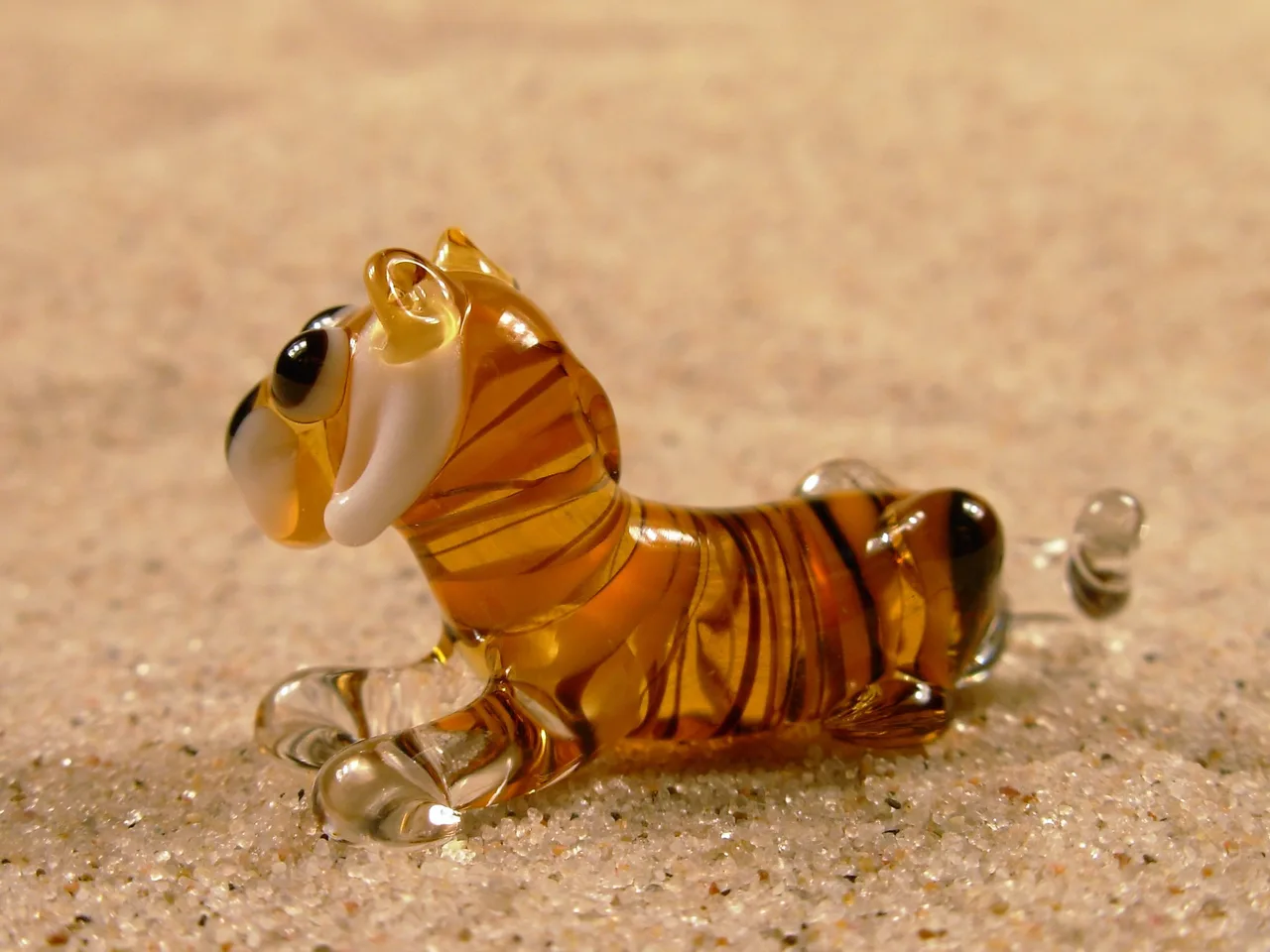 Skleněná figurka ležícího tygra