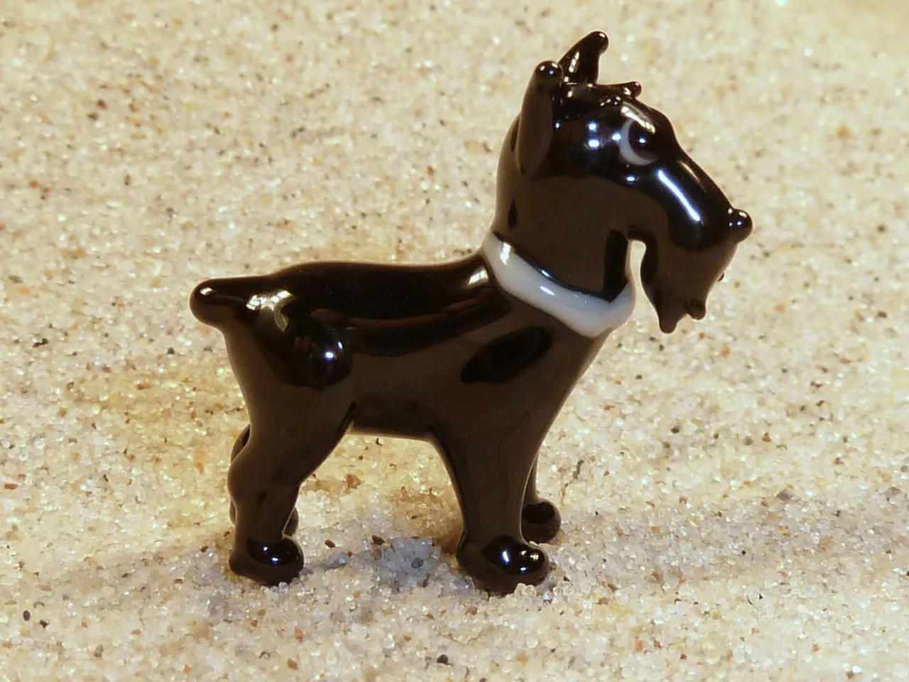 Skleněná figurka černého knírače
