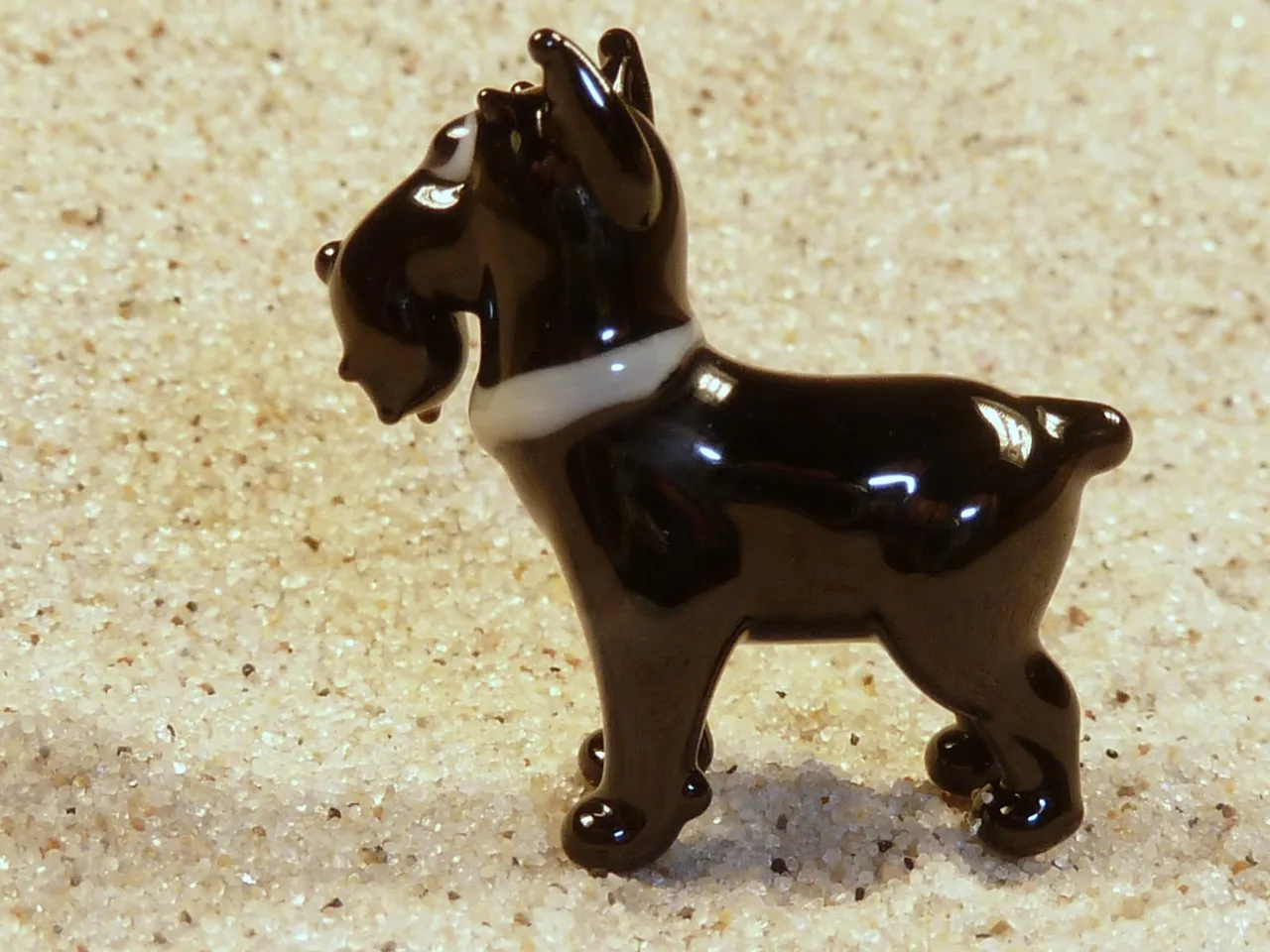 Skleněná figurka černého knírače