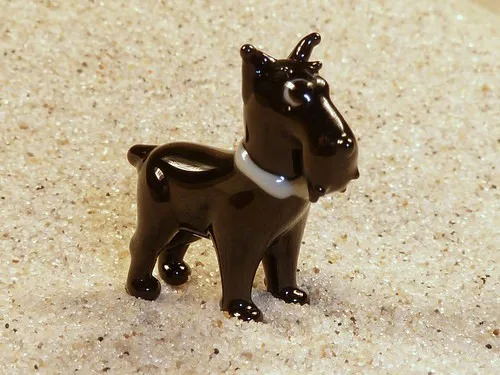 Skleněná figurka černého knírače