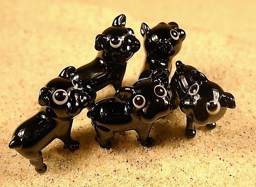 Skleněná figurka francouzského buldočka