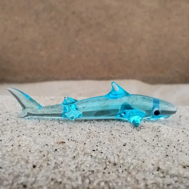 Skleněná figurka světle modrého žraloka