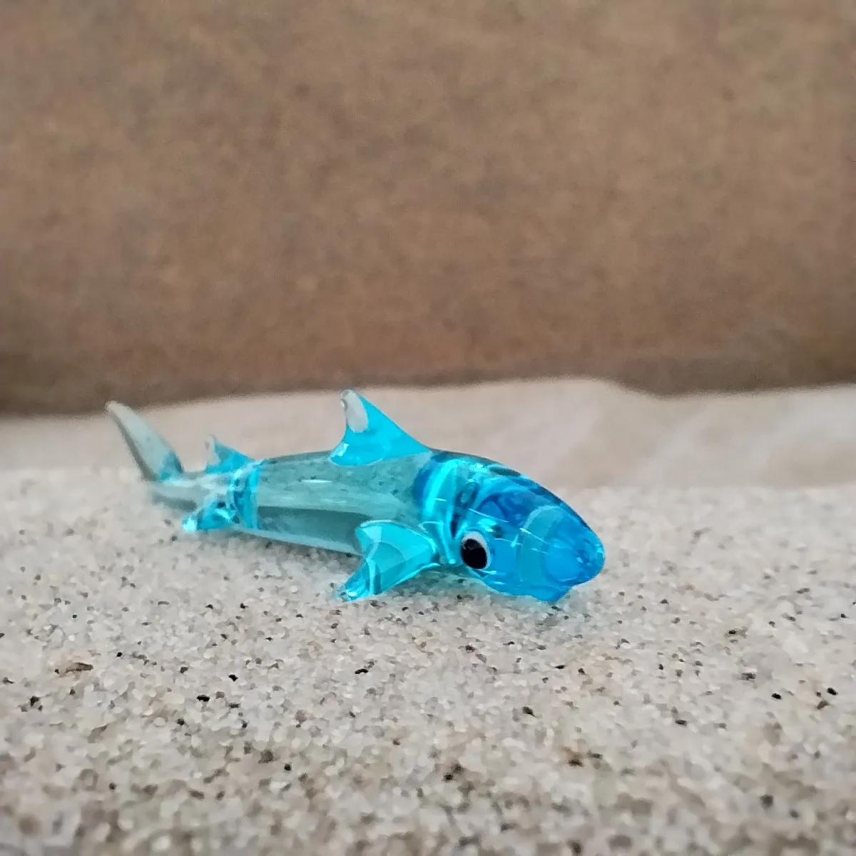 Skleněná figurka světle modrého žraloka