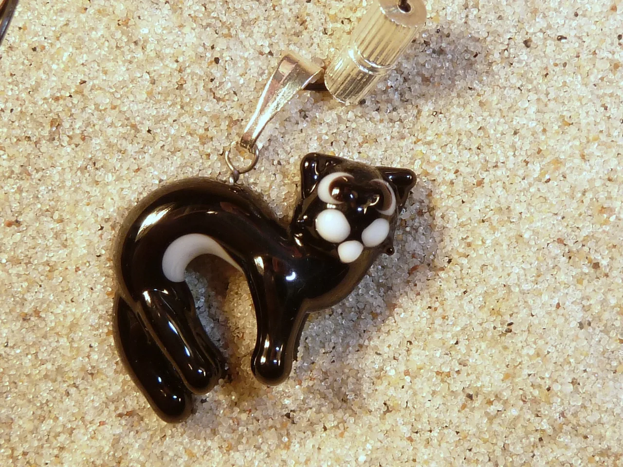 Skleněný přívěsek ve tvaru prohnuté kočky