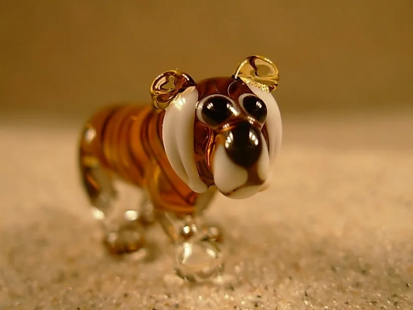 Skleněná figurka stojícího tygra