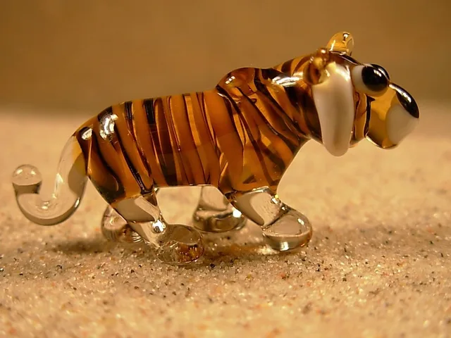 Skleněná figurka stojícího tygra