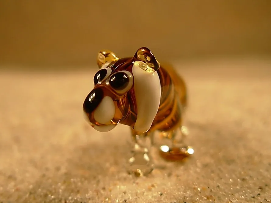 Skleněná figurka stojícího tygra