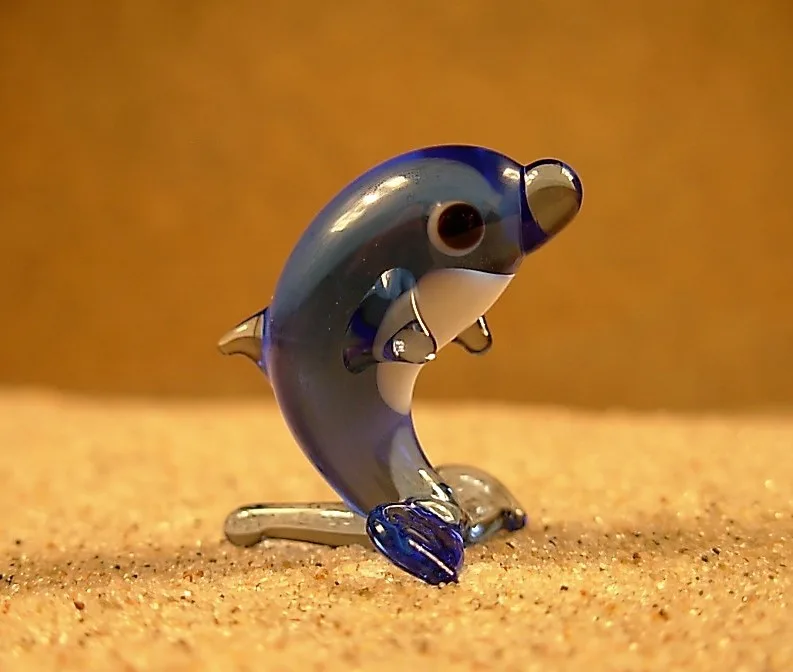 Skleněná figurka stojícího safírového delfína