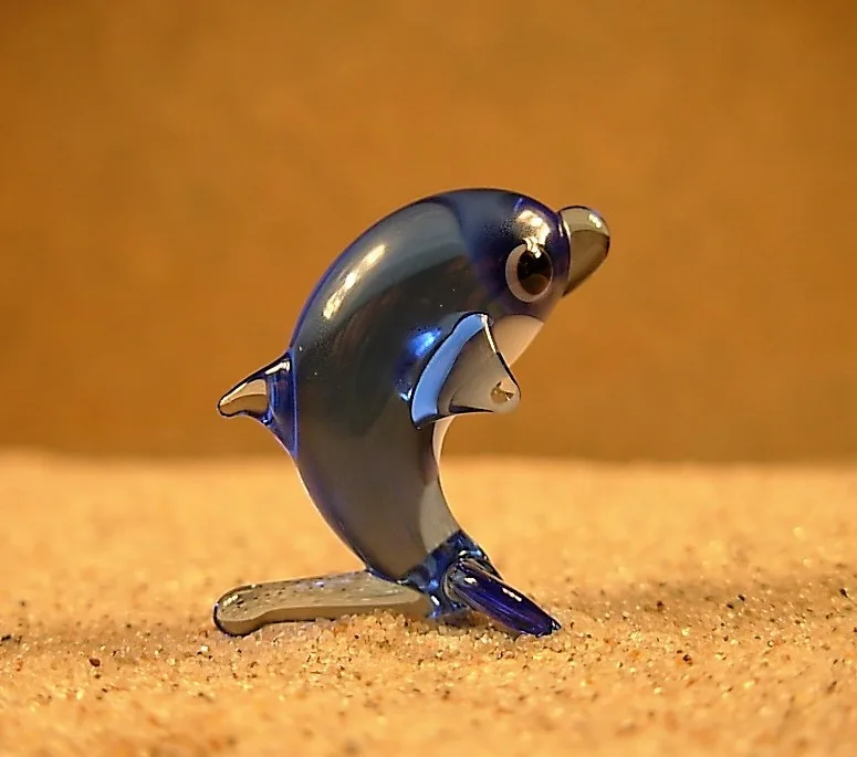 Skleněná figurka stojícího safírového delfína
