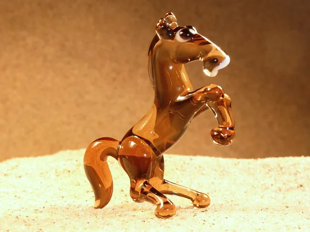 Skleněná figurka vzpínajícího se hnědého koně