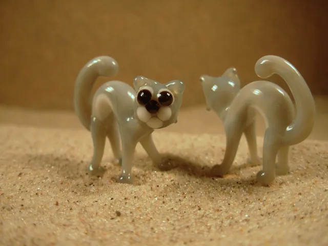 Skleněná figurka prohnuté šedé kočky