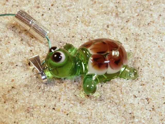 Skleněný přívěsek ve tvaru zelené želvy