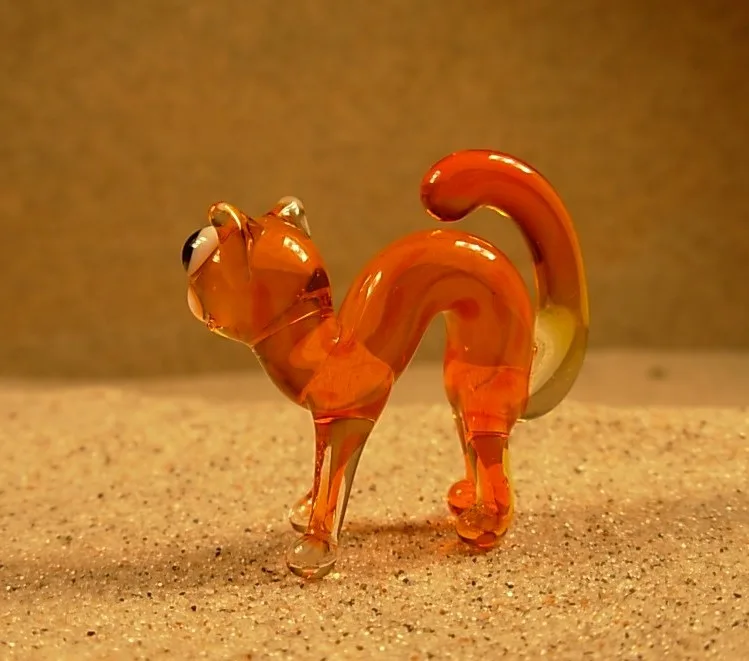 Skleněná figurka prohnuté zrzavé kočky