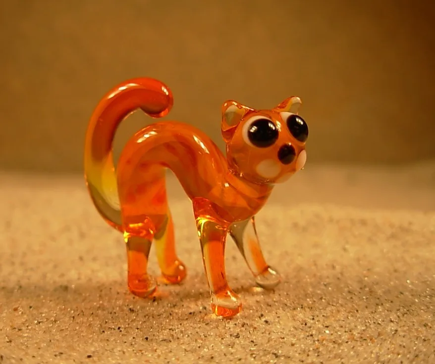 Skleněná figurka prohnuté zrzavé kočky