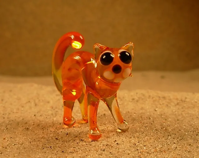 Skleněná figurka prohnuté zrzavé kočky