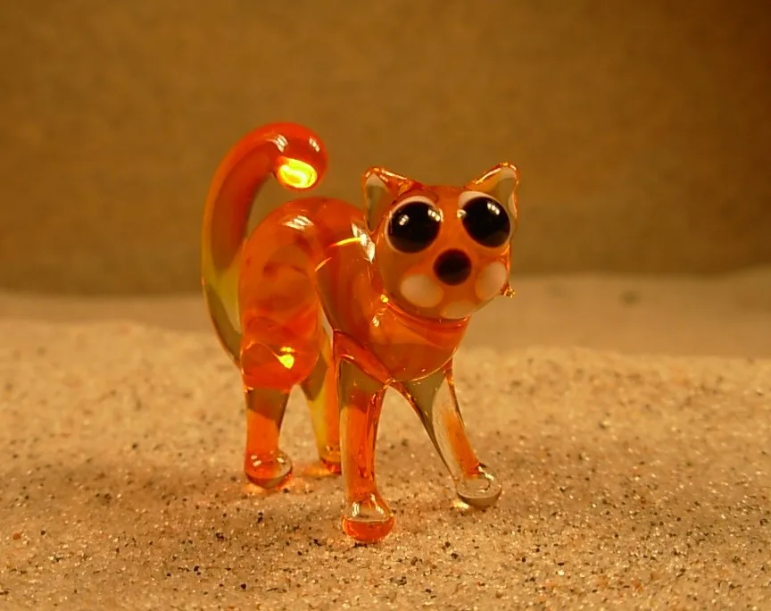 Skleněná figurka prohnuté zrzavé kočky